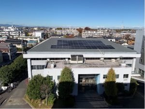 体育館屋根に設置されたソーラーパネル